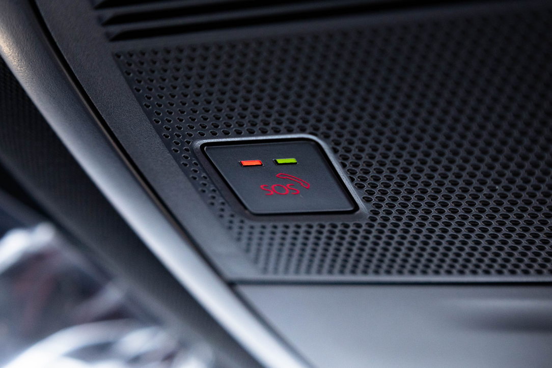 Close-up of Emergency SOS button on roof of vehicle on driver’s side.