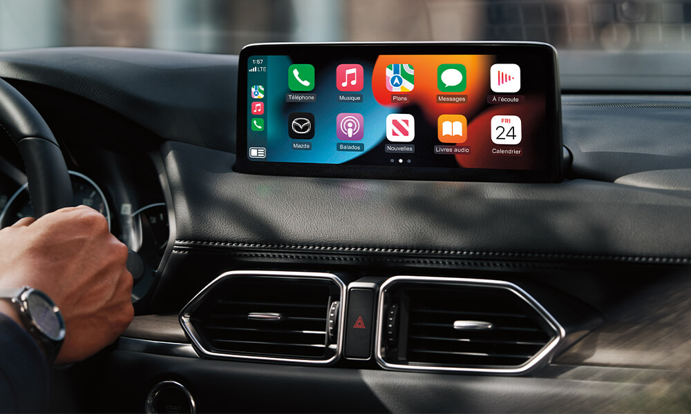 L’intérieur d’un Mazda CX-5 montrant l’affichage et les commandes du volant.