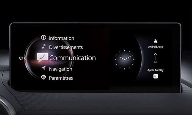 Gros plan de l’interface du poste de contrôle HMI dans la planche de bord d’une MX-5 RF. 